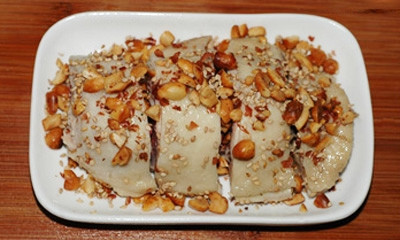 Gà đã luộc chín chặt ra và rắc lạc, vừng rang lên trên.