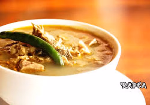 Món ăn được chế biến tương tự với nội tạng dê hay nội tạng bò hầm cùng quả bile mang đến có vị đắng và màu xanh đặc trưng của loại quả này.