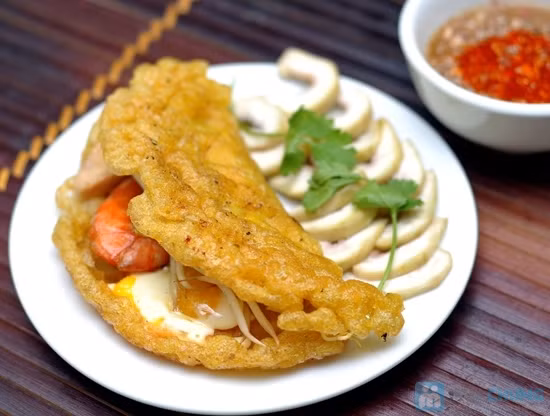 Bánh khoái có hình thức khá giống với bánh xèo.