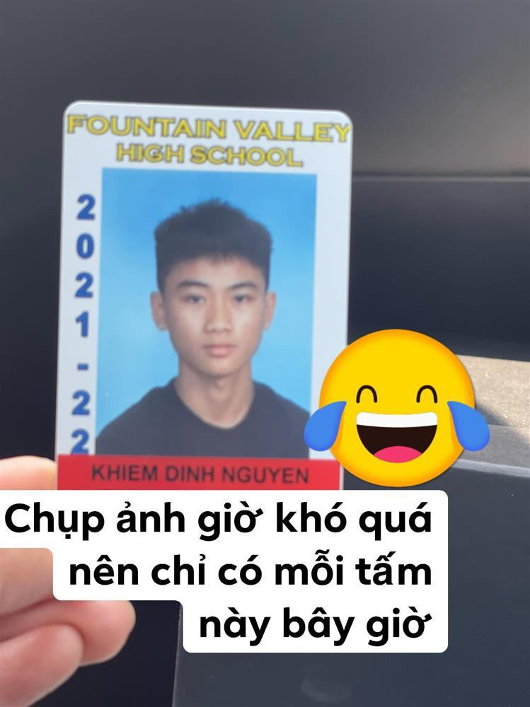 Bài đăng của diễn viên 8X khiến nhiều người thích thú. Tuy nhiên, khiến dân mạng chú ý hơn cả là ngoại hình trổ mã của con trai Kim Hiền ở tuổi 16. Trong ảnh thẻ được mẹ đính kèm, cậu nhóc Sonic ngày nào đã phổng phao, ra dáng thanh niên với ngoại hình điển trai, nam tính.