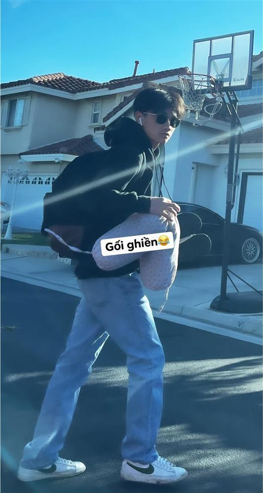 Chia sẻ ảnh thẻ của con trai, Kim Hiền hóm hỉnh: "Chụp ảnh giờ khó quá nên bây giờ chỉ có tấm này". Trước đó, Sonic khiến nhiều người ngỡ ngàng vì đã cao lớn phổng phao.