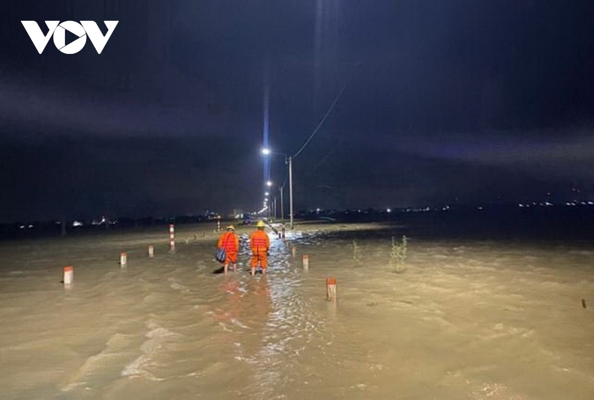 Cac tinh mien Trung no luc khoi phuc luoi dien hu hong sau lu