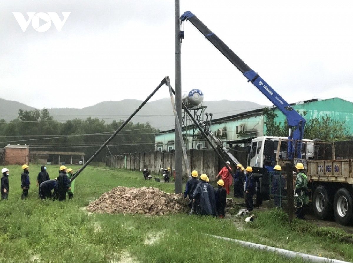 Cac tinh mien Trung no luc khoi phuc luoi dien hu hong sau lu-Hinh-3