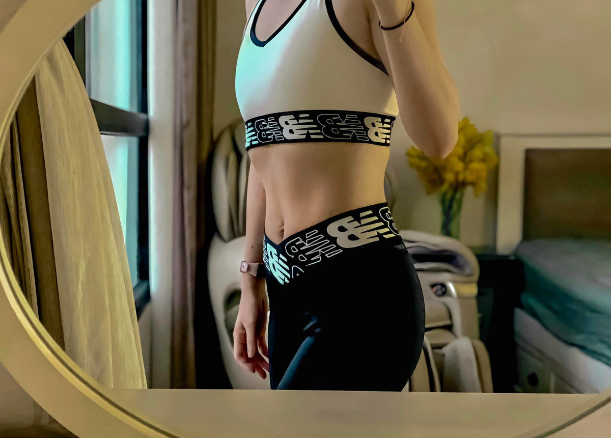 Nữ MC vui mừng cho biết đây là thành quả tập luyện chăm chỉ của cô trong một thời gian dài: "Hôm nay có hai chuyện vui vui, muốn khoe với các bạn, cũng vừa là để ghi lại dấu mốc tròn 1 tháng giữ được cân nặng ổn định mức 49 - 50 kg. Tức là giảm được 2kg trong vòng hơn 2 năm kiên trì ăn tập".