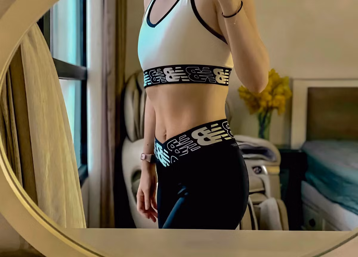 Nữ MC vui mừng cho biết đây là thành quả tập luyện chăm chỉ của cô trong một thời gian dài: "Hôm nay có hai chuyện vui vui, muốn khoe với các bạn, cũng vừa là để ghi lại dấu mốc tròn 1 tháng giữ được cân nặng ổn định mức 49 - 50 kg. Tức là giảm được 2kg trong vòng hơn 2 năm kiên trì ăn tập".