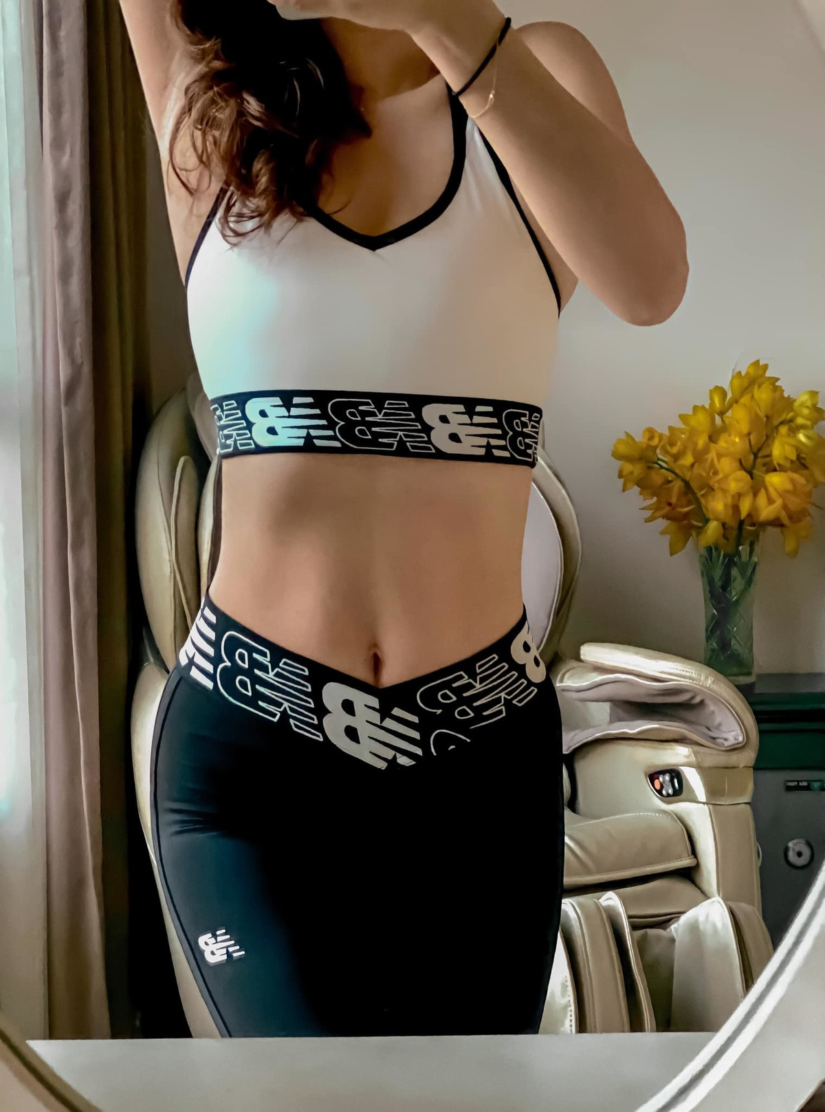 Vòng eo đáng ngưỡng mộ của MC Đan Lê.