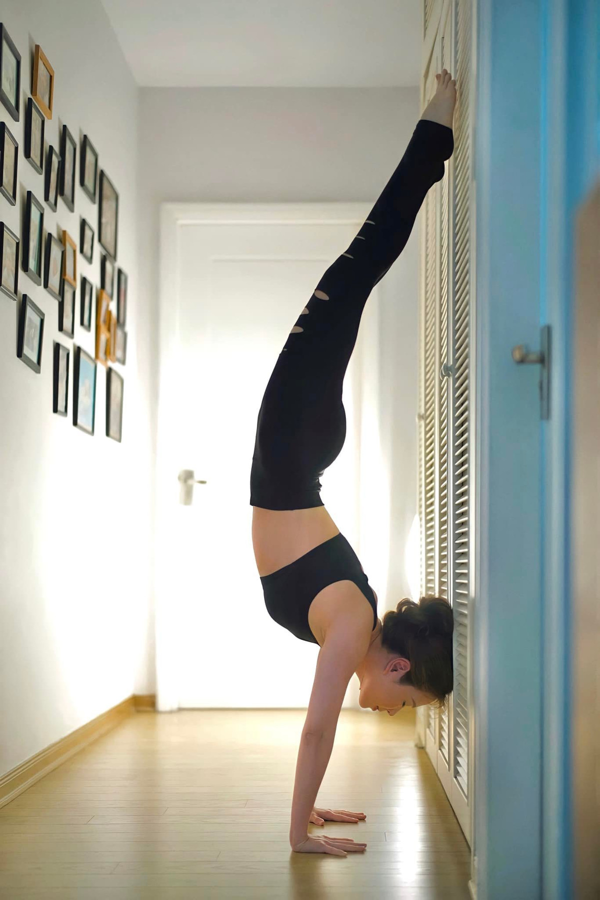 Dưới bài đăng của Đan Lê, nhiều bình luận chúc mừng được gửi đến nữ MC. Đa số bạn bè, khán giả theo dõi đều phải trầm trồ trước thân hình săn chắc, thon gọn ở tuổi 38 của MC Đan Lê. Anh Đào (vợ Hồng Đăng) hỏi: Làm thế nào để em được như chị?; Lan Phương (vợ Mạnh Trường) khen ngợi: Người đâu mà đẹp thế cơ chứ... 