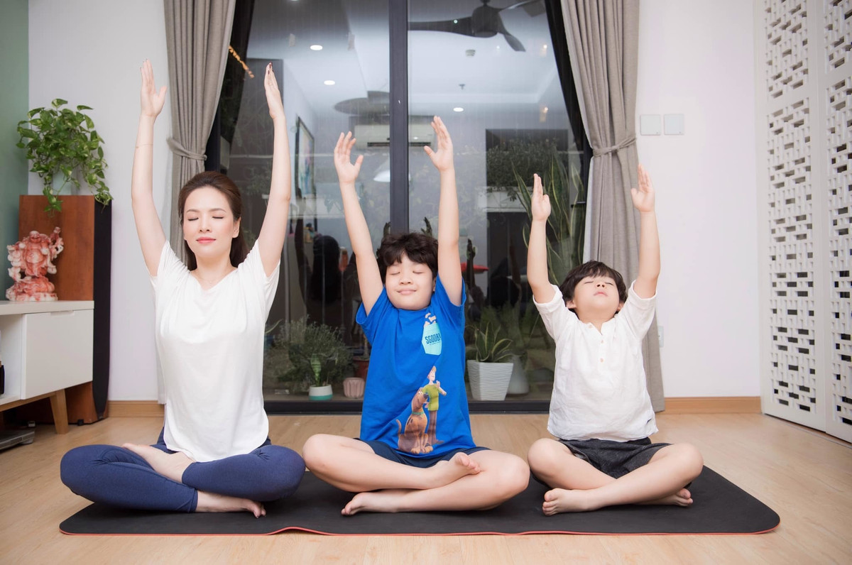 MC Đan Lê tập thể dục cùng hai con trai.