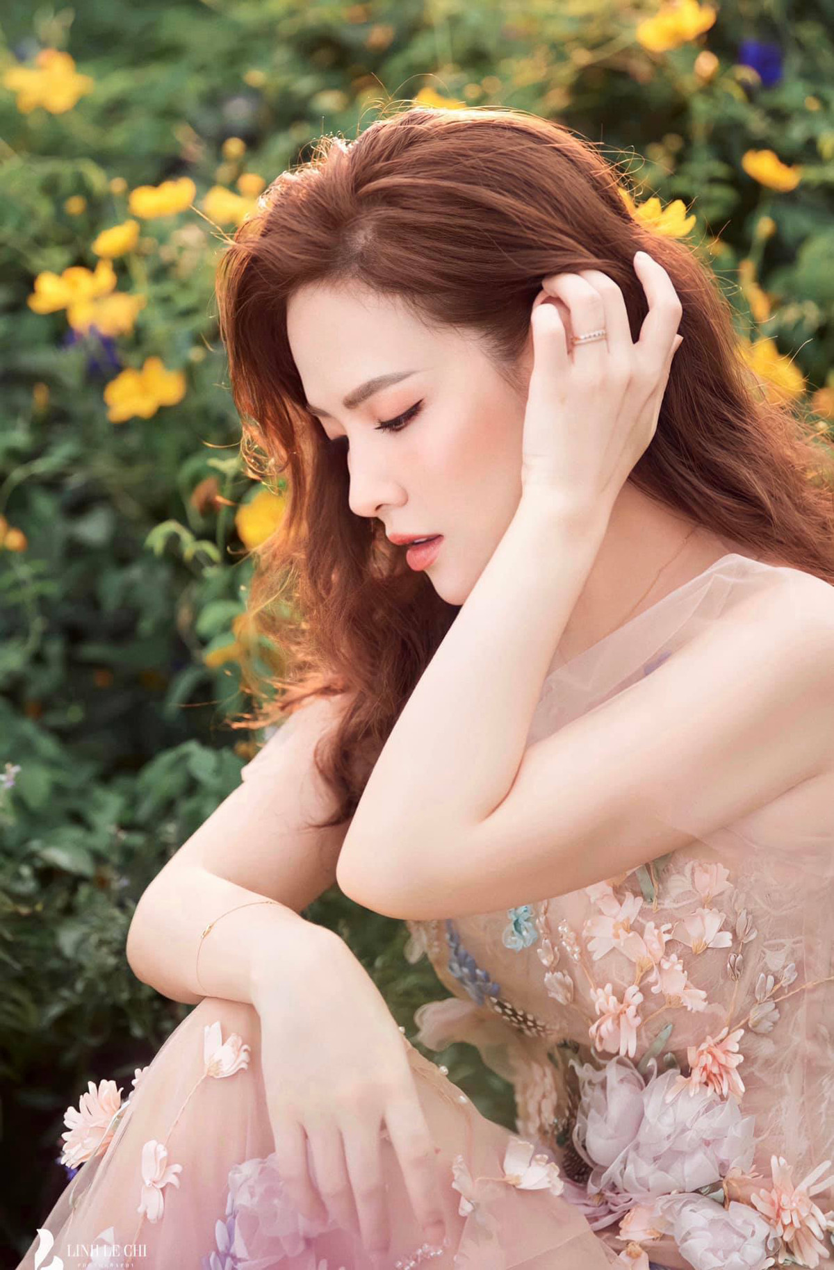 "Mình biết, nhìn con số này nhiều bạn sẽ thấy buồn cười vì nó quá nhỏ so với kỳ tích mà chúng ta đọc được trên mạng như là giảm 3 kg trong 7 ngày, 5 kg trong 2 tuần, 10 kg trong 1 tháng… Nếu để lấy số ấn tượng, mình hoàn toàn có thể lấy đỉnh của điểm mình tăng lên 56 kg và đáy của điểm giảm xuống 49 kg. Nhưng mình không coi đó là thành tích của quá trình ổn định cân nặng vì nó chỉ mang tính thời điểm, không bền vững. Mà thường thì tăng nhanh sẽ giảm nhanh, giảm nhanh cũng sẽ tăng lại nhanh, ổn định mới lâu bền được", Đan Lê chia sẻ.