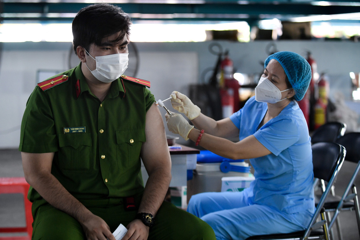 Nguoi duoc tiem mui 3 o TP.HCM: 'Dieu chung toi mong cho tu lau'