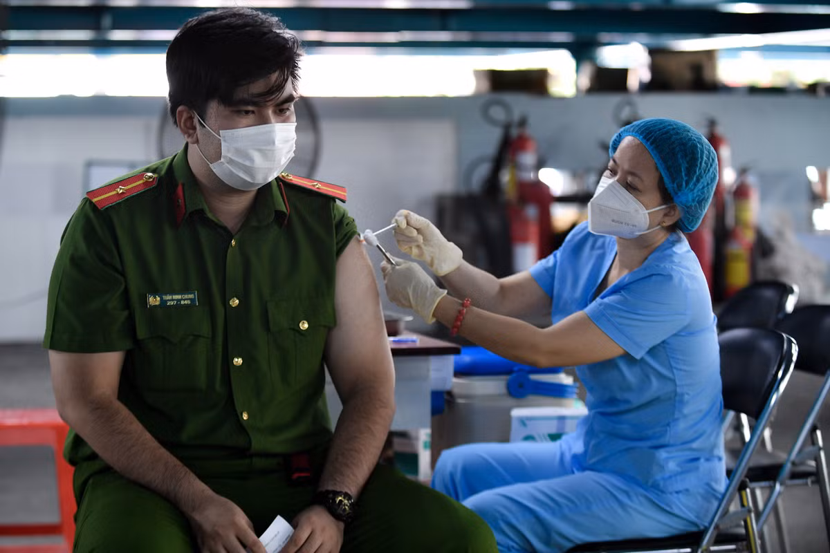 Nguoi duoc tiem mui 3 o TP.HCM: 'Dieu chung toi mong cho tu lau'