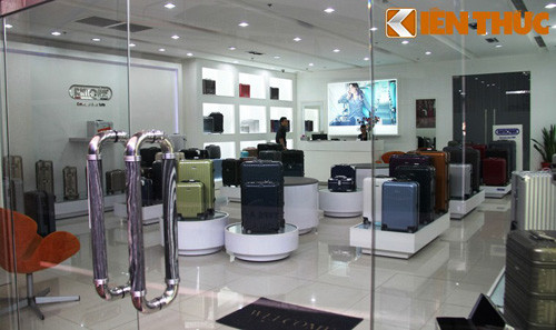 Cảnh buôn bán đìu hiu tại một cửa hàng trên đường Nguyễn Huệ được PV ghi nhận vào sáng 12/12.