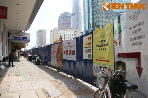 Hai góc đường tại khu đất vàng là đường Nguyễn Huệ (thi công dự án nâng cấp, chỉnh trang thành quảng trường đi bộ) và Lê Lợi (thi công dự án nhà ga ngầm Nhà hát Thành phố) bị rào chắn từ nhiều tháng qua.