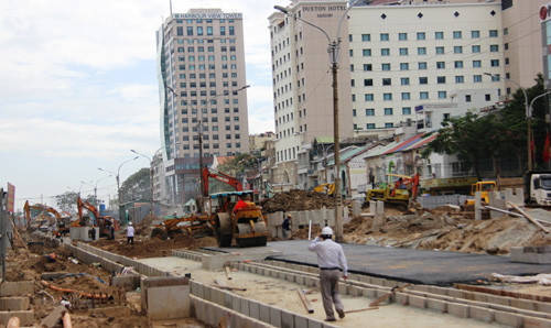 Tuyến đường Nguyễn Huệ đã bị rào chắn, bên trong là đại công trình ngổn ngang...