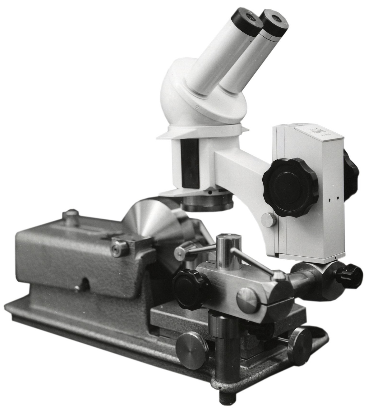 Trong bối cảnh thiếu thốn về trang thiết bị, tiến sĩ Yvonne Capdeville, người phụ trách Ủy ban Hợp tác Khoa học – Kỹ thuật Pháp Việt đã vận động quyên góp từ giới trí thức Paris mua tặng nhóm nghiên cứu một kính hiển vi điện tử.