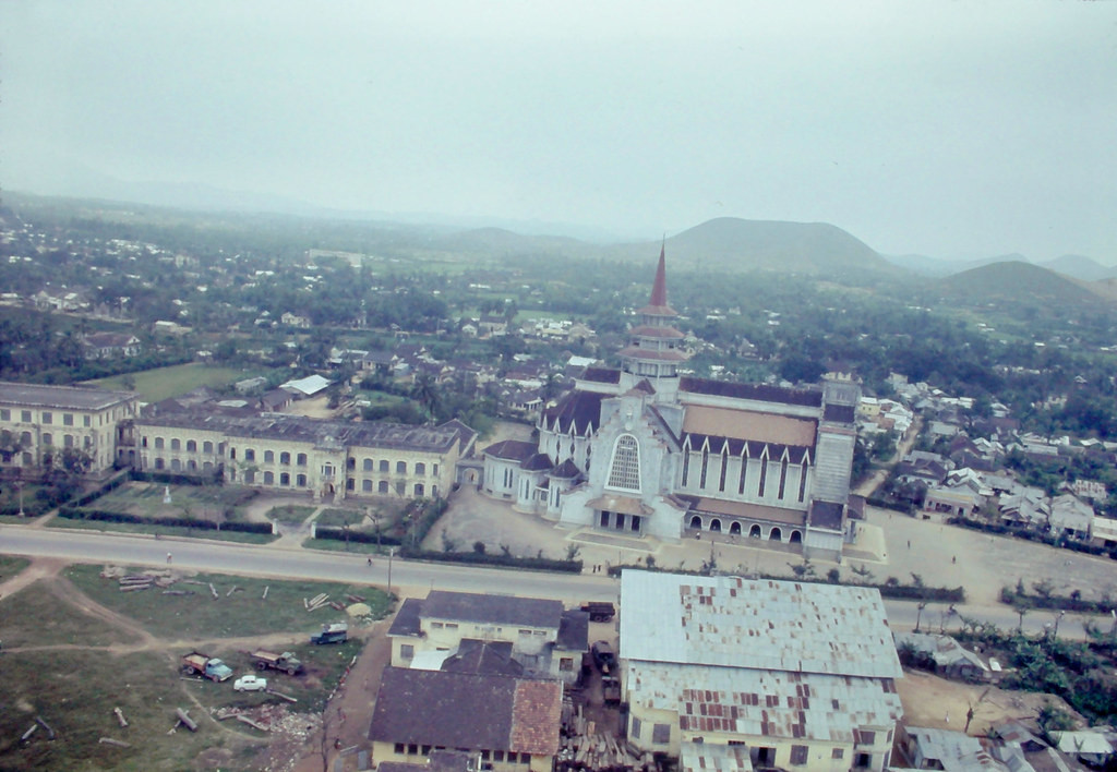 Cận cảnh nhà thờ Dòng Chúa Cứu thế Huế. Núi Ngự Bình, một biểu tượng của xứ Huế nằm ở hậu cảnh.