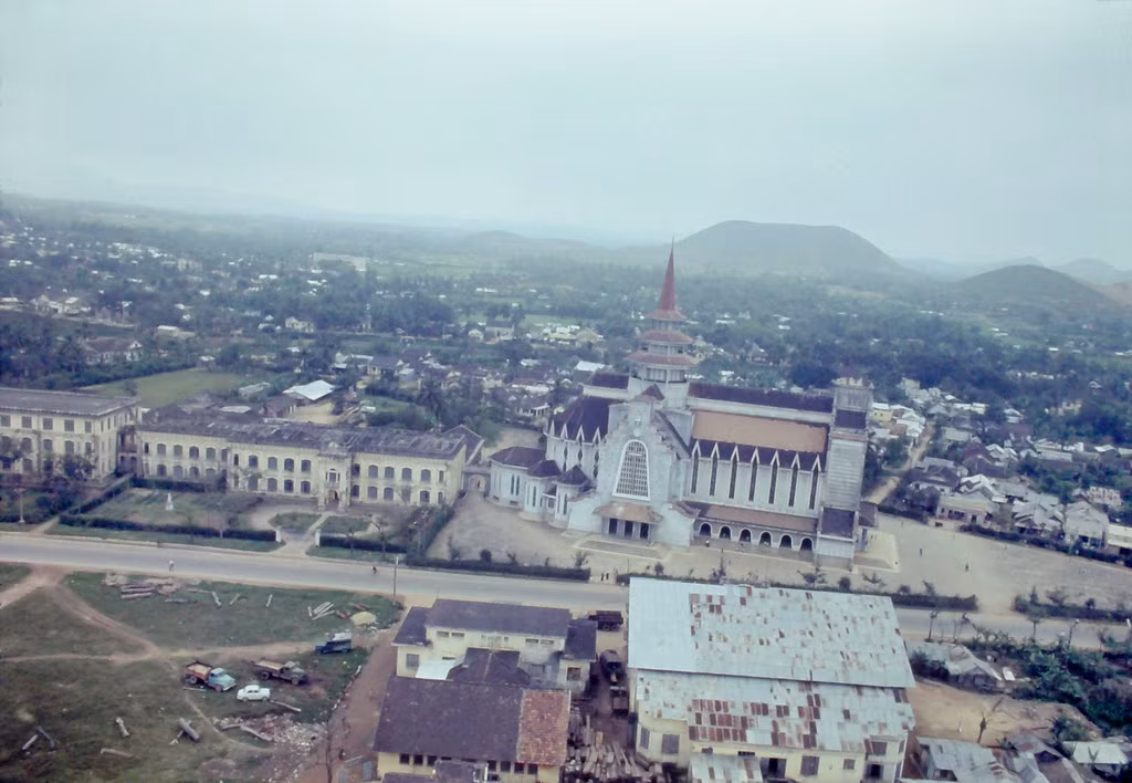 Cận cảnh nhà thờ Dòng Chúa Cứu thế Huế. Núi Ngự Bình, một biểu tượng của xứ Huế nằm ở hậu cảnh.