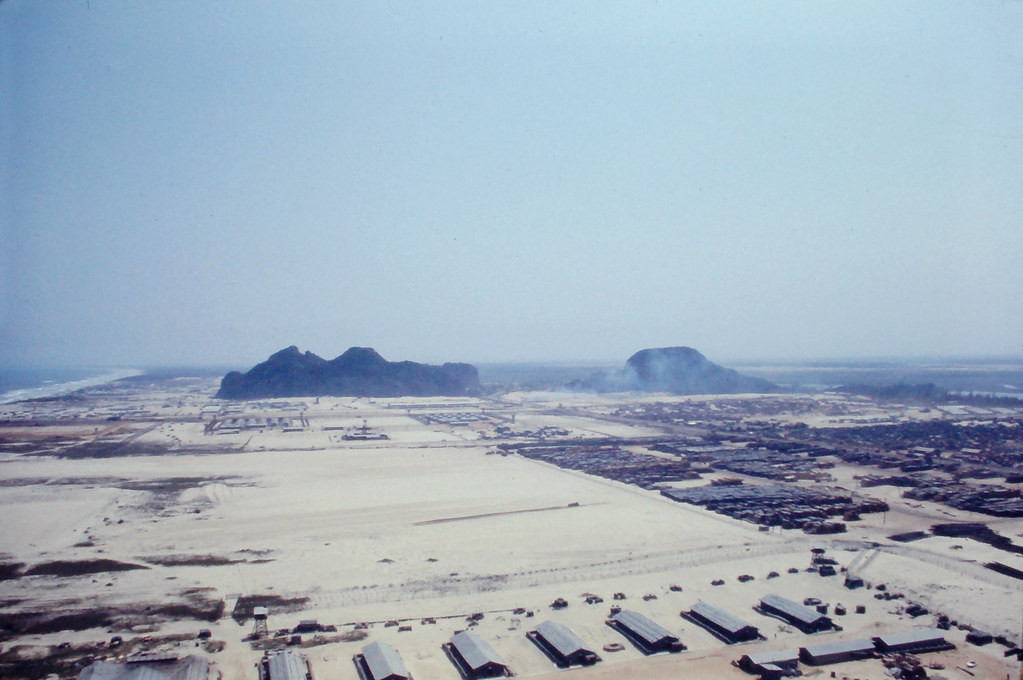 Từ sân bay Nước Mặn, lúc này là căn cứ không quân của Mỹ, nhìn về Ngũ Hành Sơn.