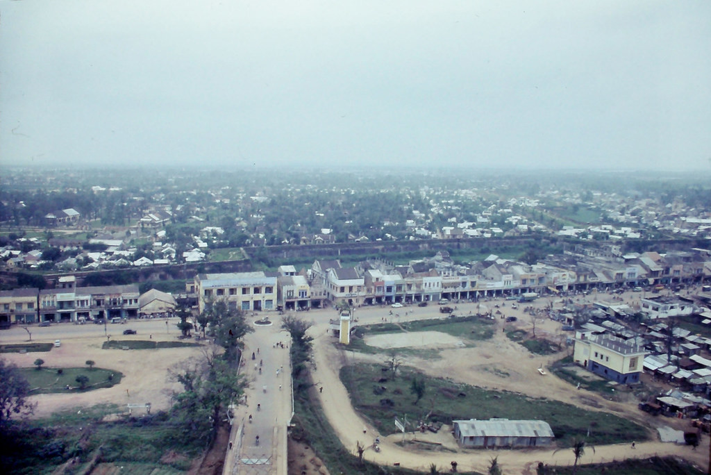 Từ trên cầu Trường Tiền nhìn vào Kinh thành Huế. Con đường chạy ngang là đường Trần Hưng Đạo. Phía dưới là đường dẫn lên cầu Trường Tiền.