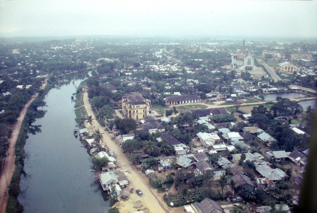 Một góc Cố đô Huế nhìn từ trên cao với sông An Cựu, cung An Định (tòa nhà lớn bên bờ sông) và nhà thờ Dòng Chúa Cứu thế Huế (góc trên bên phải).