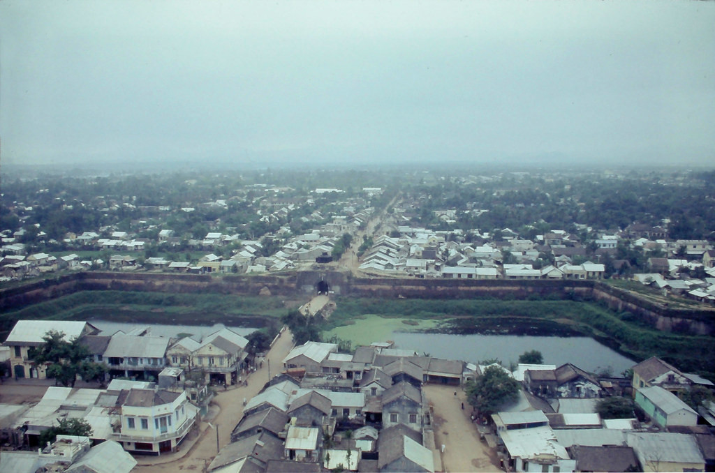 Từ trên sông Đông Ba nhìn vào Kinh thành Huế. Con đường ở giữa là đường Mai Thúc Loan, chạy qua cửa Đông Ba.