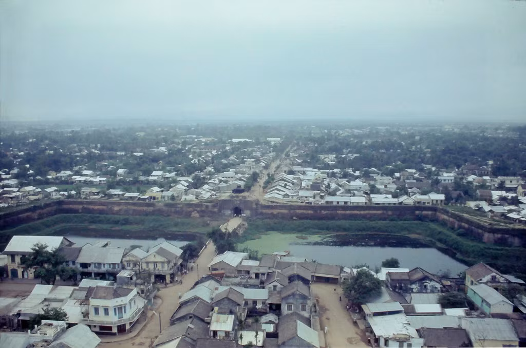 Từ trên sông Đông Ba nhìn vào Kinh thành Huế. Con đường ở giữa là đường Mai Thúc Loan, chạy qua cửa Đông Ba.