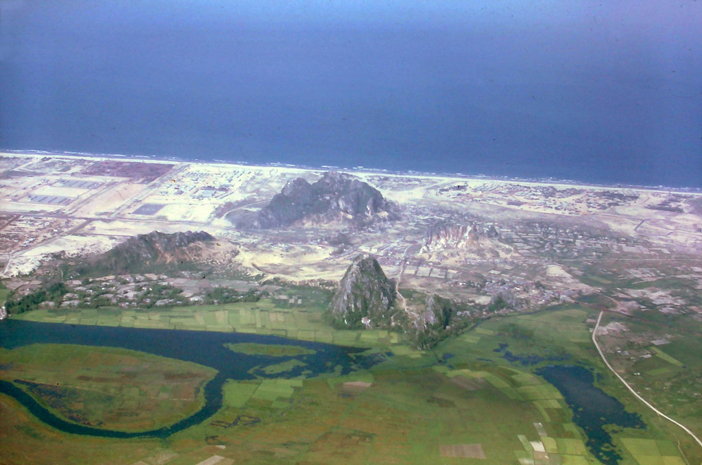 Vùng núi Ngũ Hành Sơn và sông Cổ Cò, phía Nam Đà Nẵng. Ngọn núi gần biển nhất là ngọn Thủy Sơn, nơi có nhiều di tích quan trọng của Ngũ Hành Sơn.