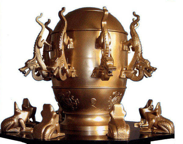 Sóng xung kích từ một trận động đất có thể làm cho con lắc rung lên và làm kích hoạt một trong các cơ chế bên trong dụng cụ đồng. Khi động đất xảy ra ở phương nào thì con rồng hướng đó há miệng nhả quả cầu đồng rơi vào miệng con cóc phía dưới...