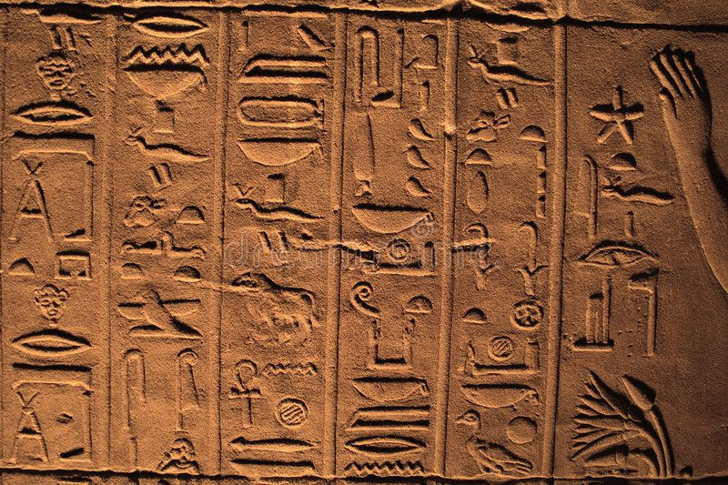 Ban đầu, chữ tượng hình là loại duy nhất được dùng ở Ai Cập. Để đọc được loại chữ phức tạp này, người ta phải được đào tạo tại một ngôi trường đặc biệt ngay từ khi còn nhỏ tuổi. Chỉ một số ít người trong xã hội Ai Cập xưa có thể đọc thông viết thạo chữ tượng hình.