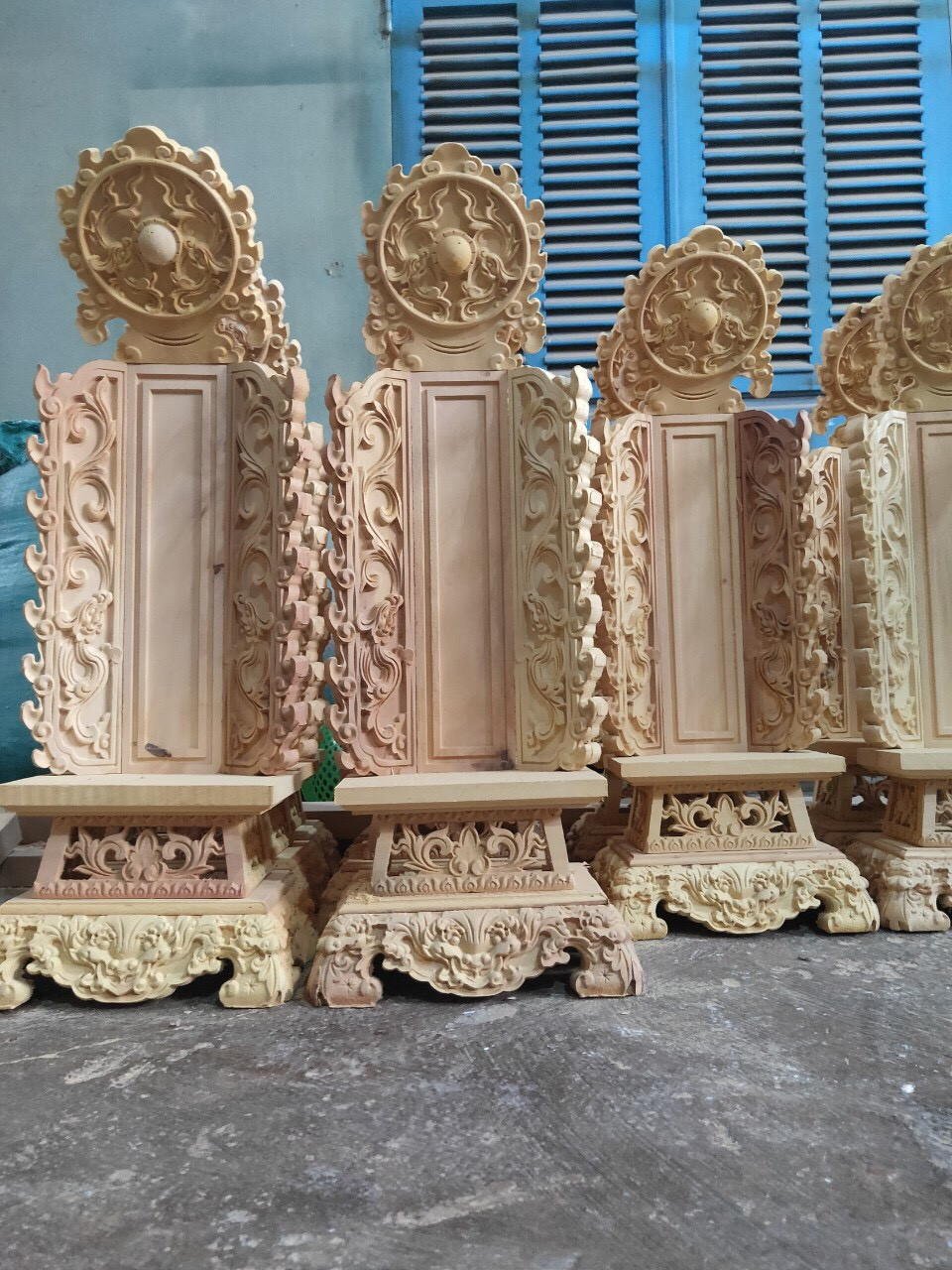 Trên bàn thờ gia tiên thường có không quá 4 bài vị ghi 4 thần chủ theo thứ bậc là cao, tằng, tổ, khảo tức kị, cụ, ông, cha. Cứ đến đời sau thì ông tứ đại thành ông ngũ đại nên đốt/chuyển thần chủ ông ngũ đại đi đưa vị kế tiếp lên.