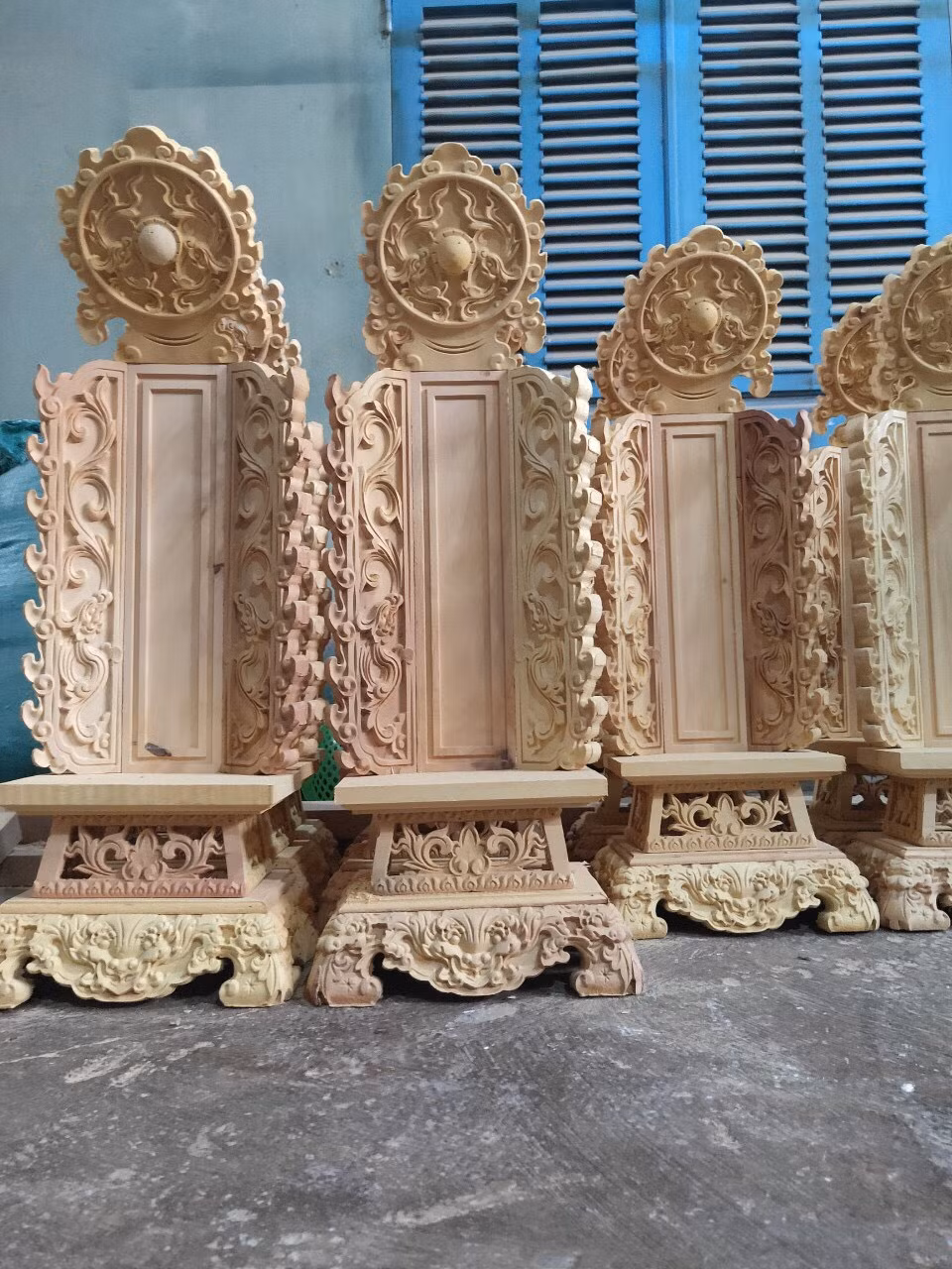 Trên bàn thờ gia tiên thường có không quá 4 bài vị ghi 4 thần chủ theo thứ bậc là cao, tằng, tổ, khảo tức kị, cụ, ông, cha. Cứ đến đời sau thì ông tứ đại thành ông ngũ đại nên đốt/chuyển thần chủ ông ngũ đại đi đưa vị kế tiếp lên.