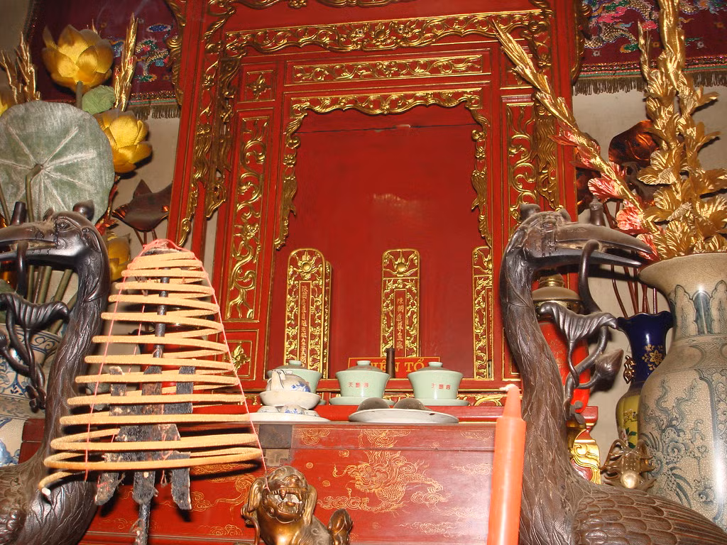 Ngày nay, do những biển đổi về văn hóa (sự phổ biến của máy ảnh và việc chụp ảnh) mà nhiều gia đình đã thay bài vị bằng di ảnh thờ. Nhưng bài vị vẫn hiện diện phổ biến ở các nhà thờ họ hoặc trong các đình, đền, chùa...