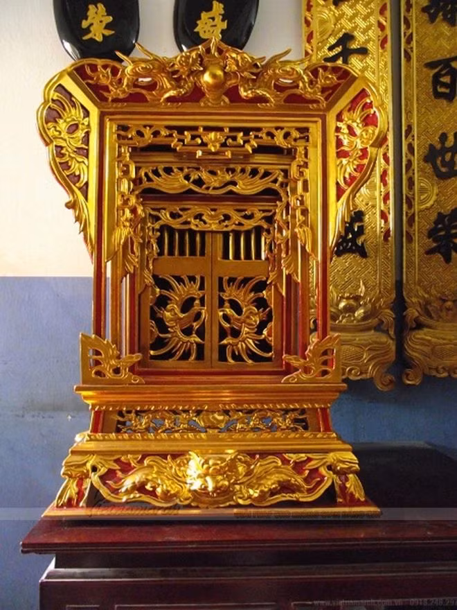 Bài vị là một cái thẻ làm bằng giấy, gỗ hoặc đồng, có đế để đặt thẳng đứng. Mặt bài vị đề tên, ngày tháng năm sinh, năm mất của người đã khuất, gọi là thần chủ. Những gia đình có điều kiện thường đặt bài vị trong khám thờ, hoặc ngai thờ.