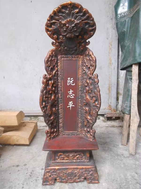 Bên cạnh bát hương, mâm bồng, lọ hoa... thì bài vị, còn được gọi là linh vị hay long vị, là đồ vật không thể thiếu trên bàn thờ gia tiên của người việt xưa. Xung quanh vật phẩm tâm linh này có nhiều điều không phải ai cũng biết.