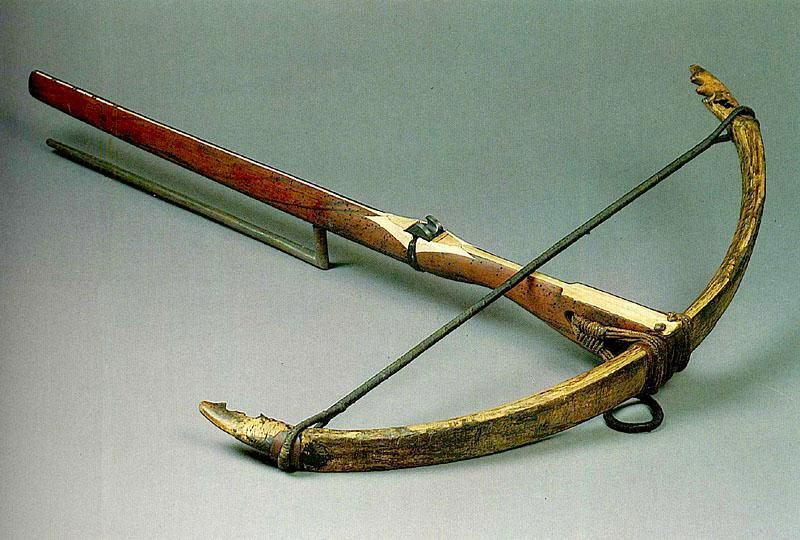 Nỏ cầm tay được ghi nhận sớm nhất ở Trung Hoa thời Chiến Quốc. Nó là vũ khí chiến đấu chủ yếu của bộ binh Trung Hoa từ thời điểm đó đến tận cuối thế kỷ 19. Trong quá trình này, nỏ luôn được cải tiến.