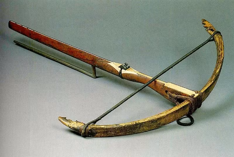 Nỏ cầm tay được ghi nhận sớm nhất ở Trung Hoa thời Chiến Quốc. Nó là vũ khí chiến đấu chủ yếu của bộ binh Trung Hoa từ thời điểm đó đến tận cuối thế kỷ 19. Trong quá trình này, nỏ luôn được cải tiến.