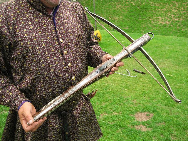 Ở châu Âu, nỏ phát triển nhất vào thời Trung Cổ, được sử dụng rộng rãi trong săn bắn và cả chiến trận. Cuộc chiến tranh 100 năm giữa Anh và Pháp và những trận đánh nổi tiếng như Crécy, Poitiers, Agincourt đều được quyết định bởi các xạ thủ cung nỏ.