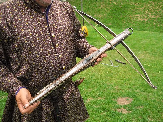 Ở châu Âu, nỏ phát triển nhất vào thời Trung Cổ, được sử dụng rộng rãi trong săn bắn và cả chiến trận. Cuộc chiến tranh 100 năm giữa Anh và Pháp và những trận đánh nổi tiếng như Crécy, Poitiers, Agincourt đều được quyết định bởi các xạ thủ cung nỏ.