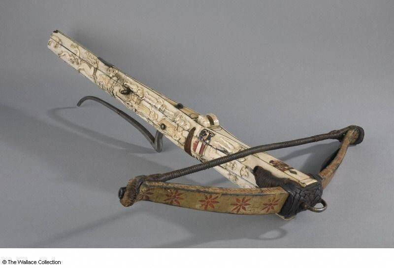 Là một loại vũ khí tầm xa có lịch sử từ rất lâu đời, nỏ gồm một cánh cung nằm ngang đặt trên một cái báng có rãnh. Có một cơ chế máy móc đơn giản để khi nạp mũi tên vào thì nó sẽ cố định ở đó mà không cần giữ tay như cung.