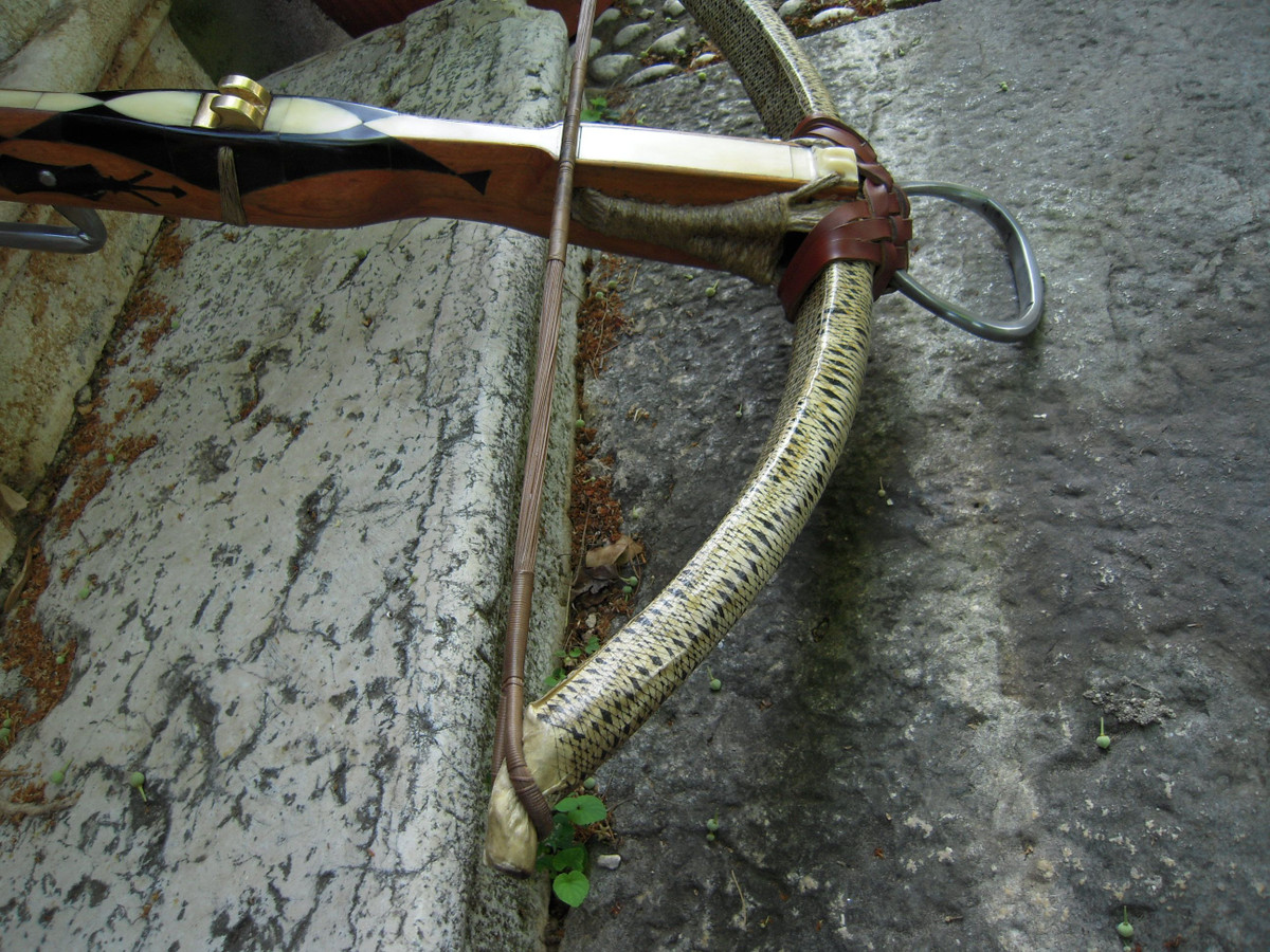 Vị thế của cung và nỏ bắt đầu lung lay khi cơ cấu điểm hoả của súng kíp được phát minh ở Pháp năm 1620. Dù vậy, nỏ vẫn còn phát huy sức mạnh trên chiến trường cho đến thế kỷ 20, tiêu biểu là trong cuộc chiến của đồng bào dân tộc Tây Nguyên với quân Pháp những năm 1940-1950...