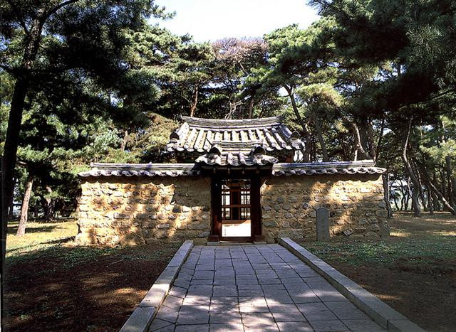 Theo thời gian, văn hóa Silla phát triển thành một xã hội tập trung phân cấp, với một tầng lớp quý tộc giàu có, vận hành theo mô hình xã hội du nhập từ nước Trung Hoa láng giềng.