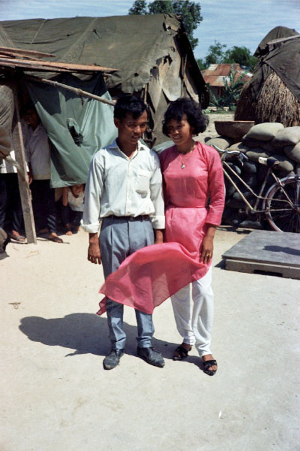 Cô dâu và chú rể ăn vận giản dị, chụp ảnh kỷ niệm trong đám cưới ở vùng nông thôn Quảng Trị năm 1969.