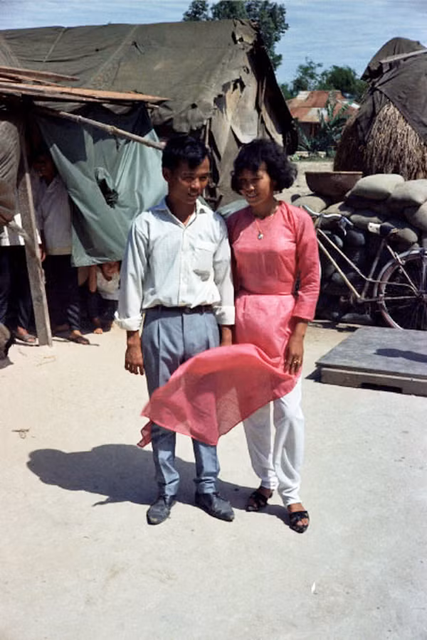 Cô dâu và chú rể ăn vận giản dị, chụp ảnh kỷ niệm trong đám cưới ở vùng nông thôn Quảng Trị năm 1969.