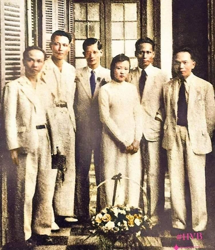 Đám cưới của cố Thủ tướng Phạm Văn Đồng (đứng thứ hai từ bên phải) và bà Phạm Thị Cúc ngày 16/10/1946 tại nhà 86 Hàng Bạc, Hà Nội. Trong ảnh còn có bác sĩ Trần Duy Hưng (chủ hôn), ông Phạm Quang Chúc (anh trai bà Cúc), Tổng Bí thư Trường Chinh và Đại tướng Võ Nguyên Giáp.