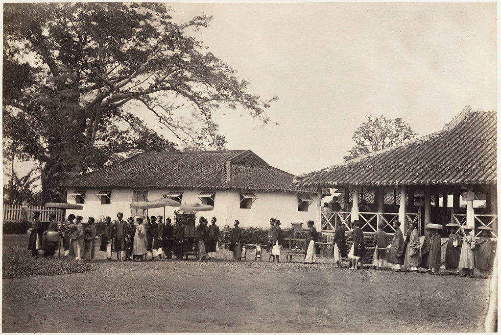 Khung cảnh tại một đám cưới ở Sài Gòn năm 1866. Đây là một trong những hình ảnh xưa nhất về đám cưới được chụp ở Việt Nam. Ảnh: Emile Gsell.