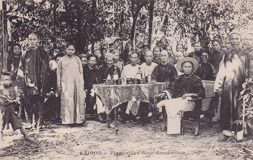 Lễ ăn hỏi trong một đám cưới có chú rể người Hoa, cô dâu người Việt ở Sài Gòn xưa.