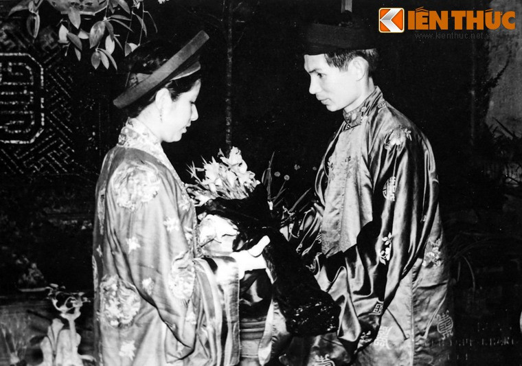 Chú rể trao hoa cho cô dâu, đám cưới của ông Vĩnh Phối và bà Thạch Huệ ở Huế ngày 9/3/1969. Ảnh chụp lại từ tư liệu của Bảo tàng Phụ nữ Việt Nam.