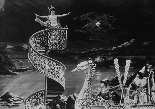 Herschel đã tới Capetown (Nam Phi), vào tháng 01/1834, để xây dựng một đài quan sát với kính viễn vọng khá mạnh. Tận dụng điều này, một bức tranh sống động về mặt trăng nhìn từ kính viễn vọng đã được vẽ ra.