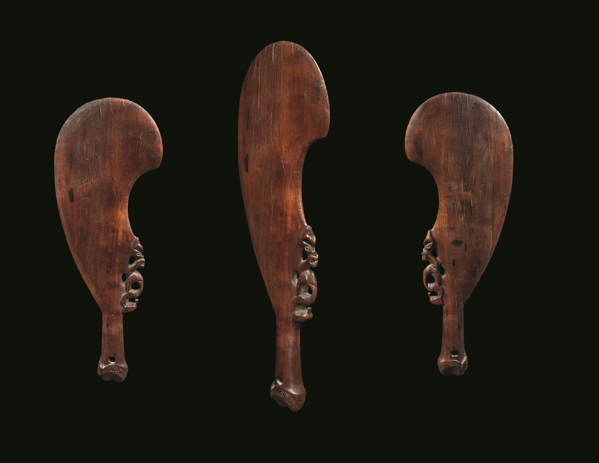 Loại vũ khí này giống như gậy ngắn, thường được làm bằng gỗ hoặc xương cá voi và được sử dụng để đâm, tấn công trong các trận đấu tay đôi, cận chiến.