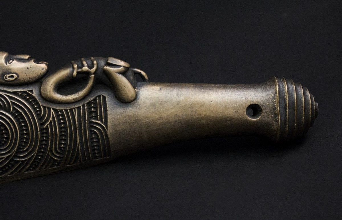 Ở phía bên kia của chiếc wahaika, ngay phía trên tay cầm, có một hình người chạm khắc nổi, được dùng cho những cú đánh vào thái dương, mặt và xương sườn của đối phương.